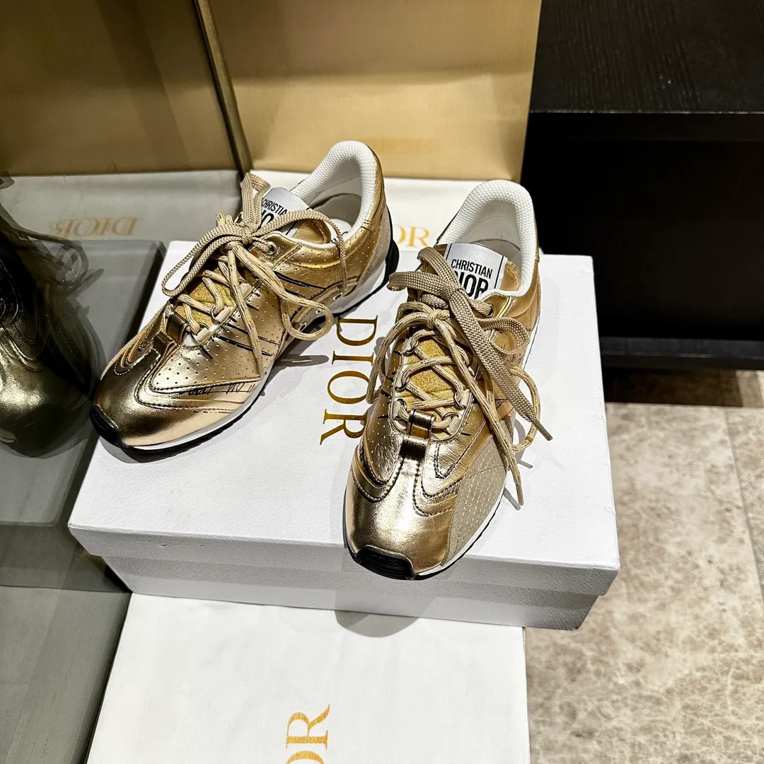 👟👟Ex-factory price 560👟👟, 2025, new series, this Dior, C'est sneaker shows eye-catching and fashionable style. Carefully crafted, the 3D printed design of the upper is super fashionable, and the details also add a touch of elegance. The lightweight two-tone sole offers exceptional comfort and sporty style. Can add a stylish touch to any casual look. The tongue and sole are decorated with the Christian Paris logo, and the cowhide design is styled. Women's size 35-40